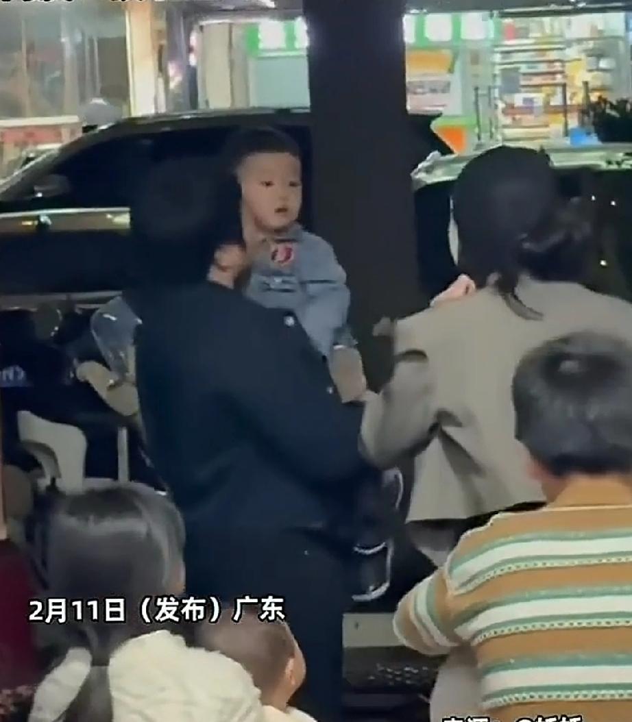 2月11日，广东。外婆抱着萌娃去逛街，小姨也跟着去。祖孙三代去逛了商场，小姨觉得