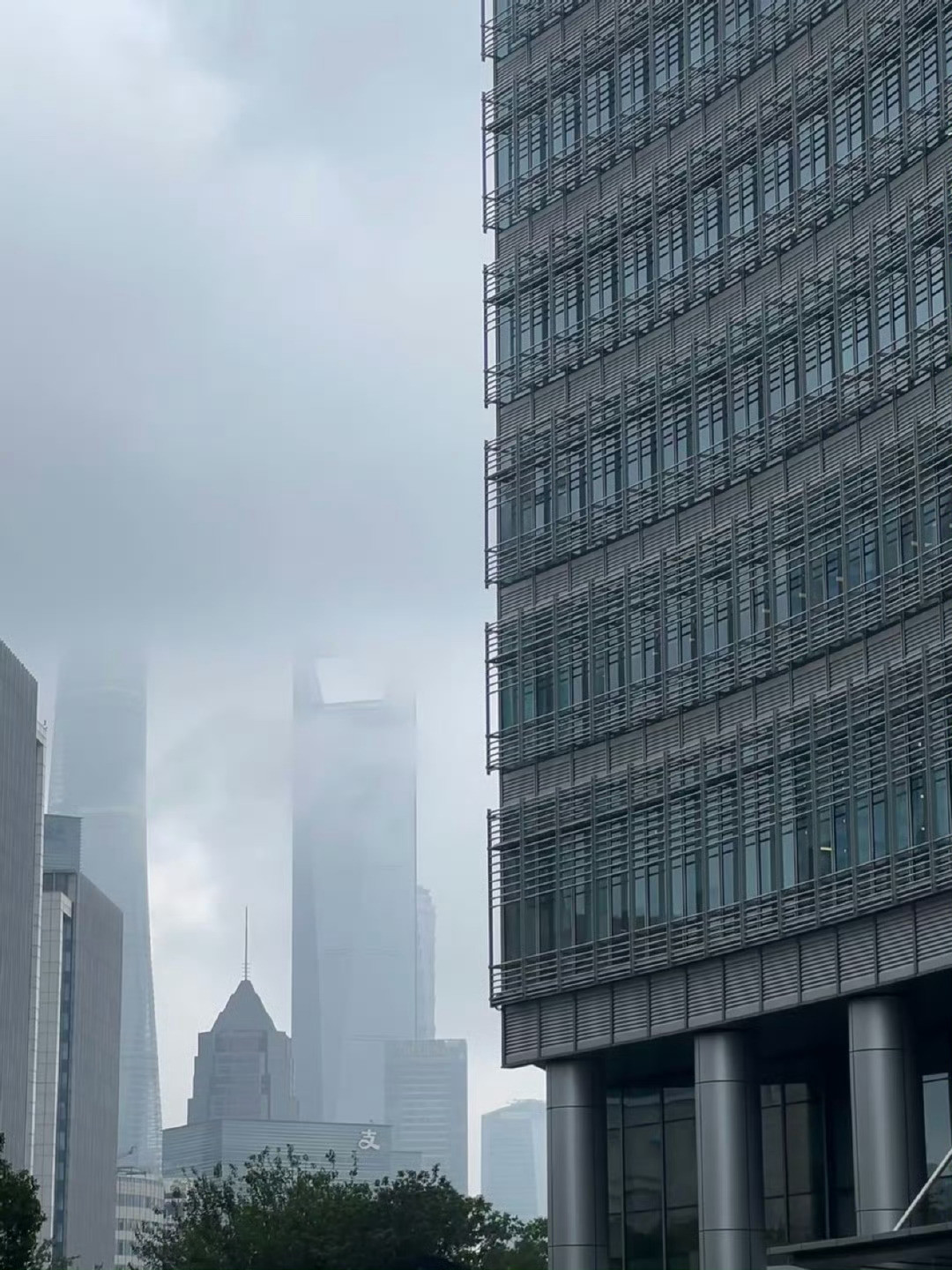 每天路过这栋楼，都有种都是笼中鸟的感觉。​​​
