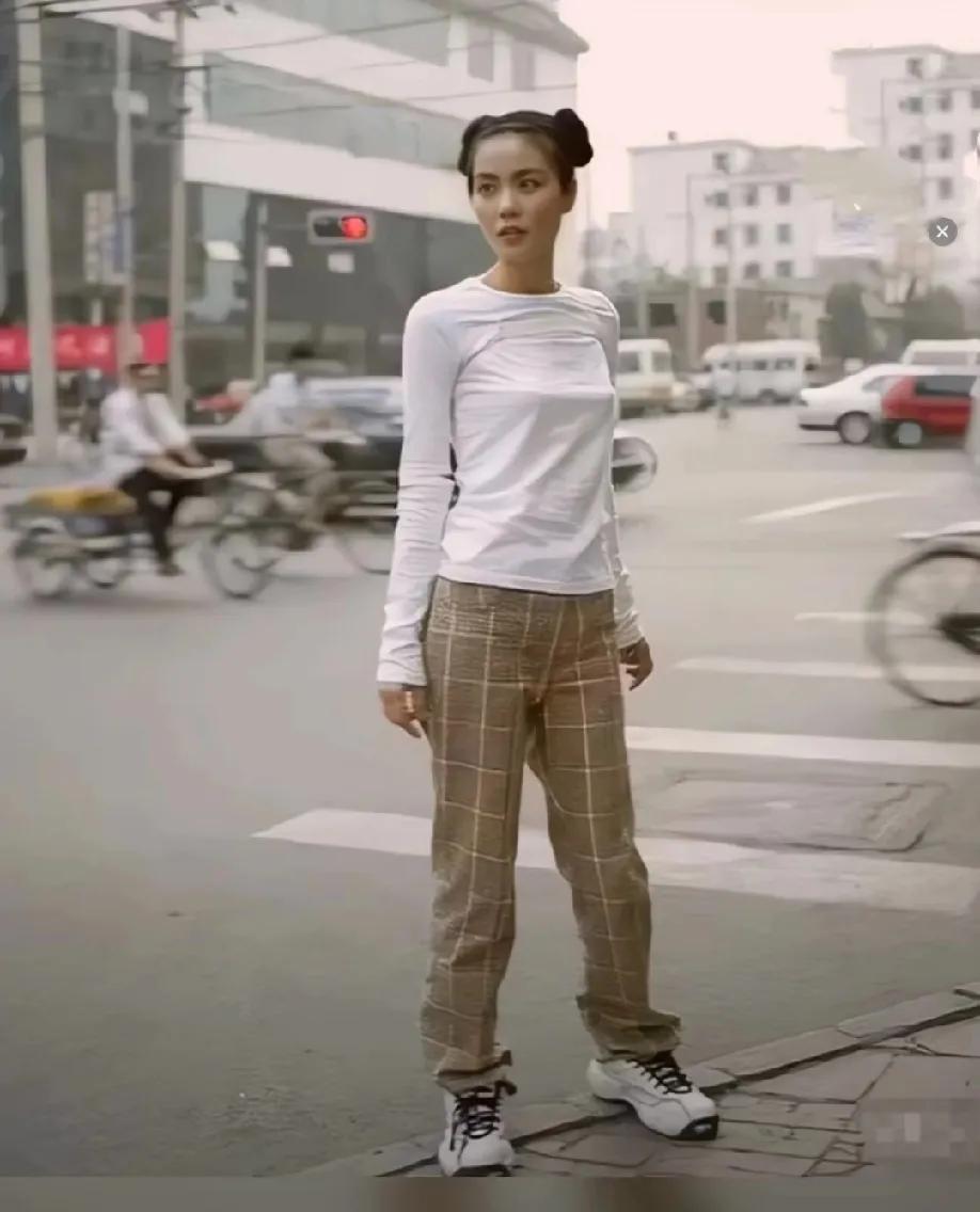 1997年的北京大妞王菲已在歌坛成名，她在北京拍摄了一组照片。照片中的她，