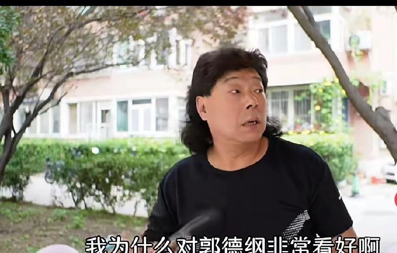 “郭德纲，新加坡刚演完，马来西亚又加场。”戴志成三年前那句“他还能往上走”，