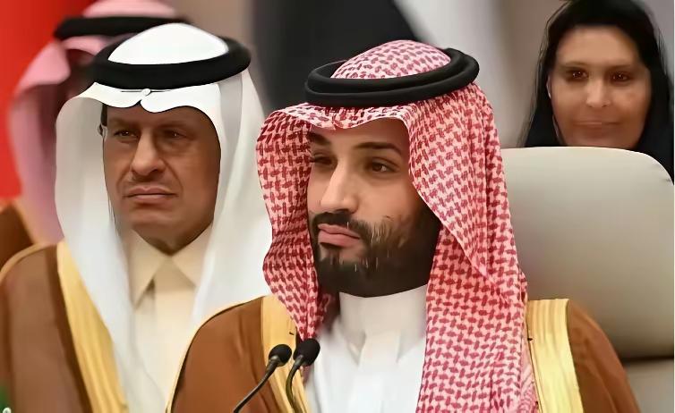 沙特这国家，活得那叫一个通透——揣着金山银山，却把“不惹事、会来事、有钱砸事”玩