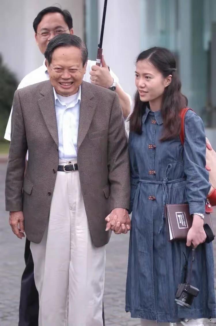 103岁的杨振宁走后，大家都盯着翁帆。她没跑。没卷钱。没去海外。先去新疆，给