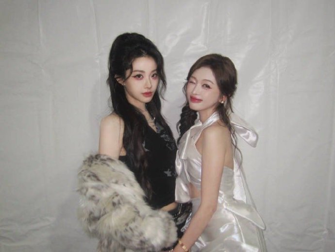 吴宣仪晒与喻言合照