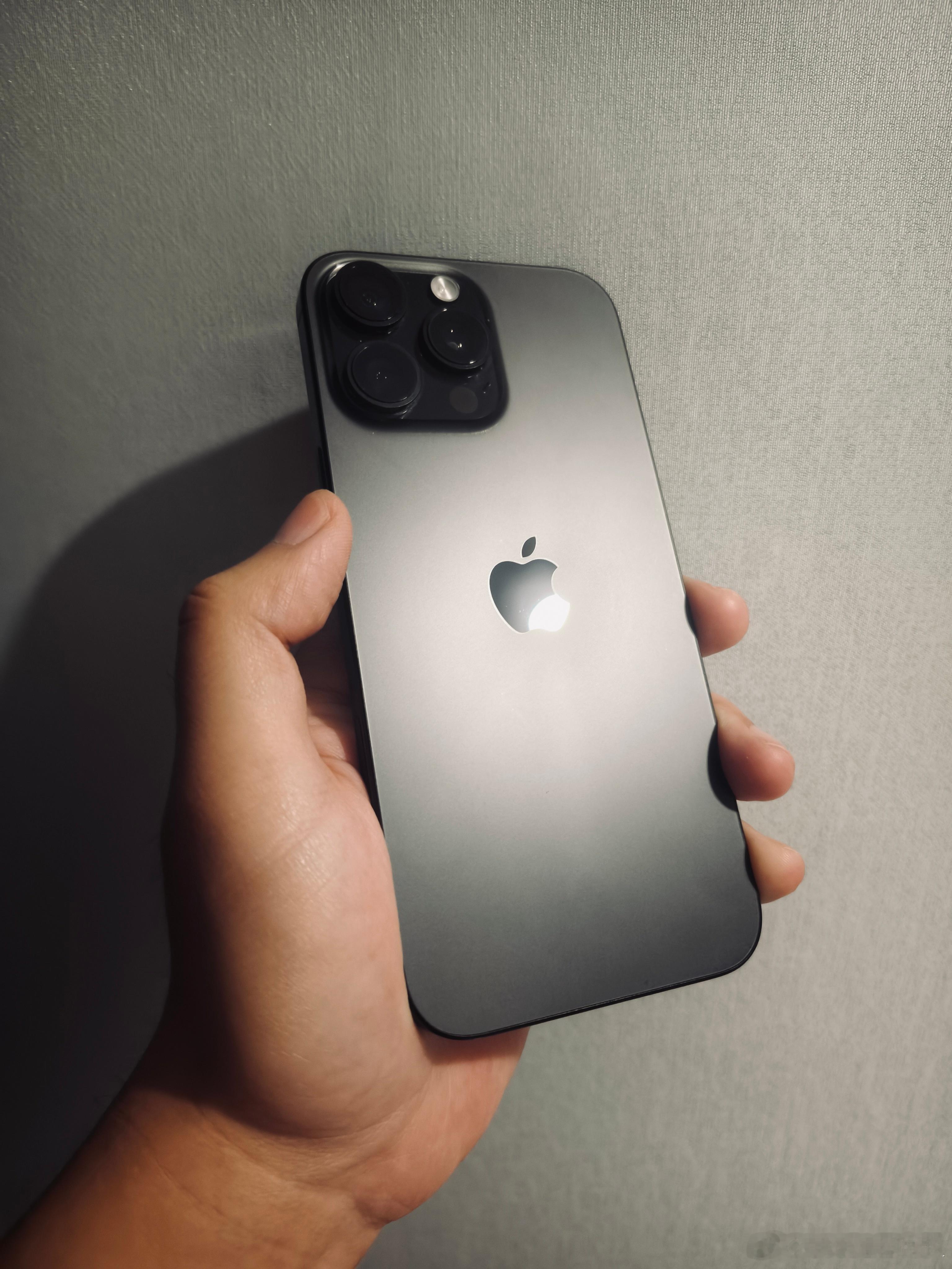 今天是很多人使用iPhone16的最后一天。10分满分话，给它过去一年的表现打