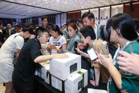 豪华超混市场迎来破局者！见多了新能源品牌的战报，没想到这次的爆单王是个豪华品牌，