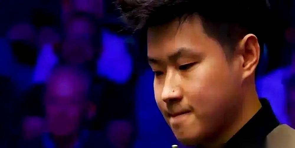 10比1。四届世界冠军希金斯，起身，和裁判握手，全程没看对面那个年轻人一眼，直