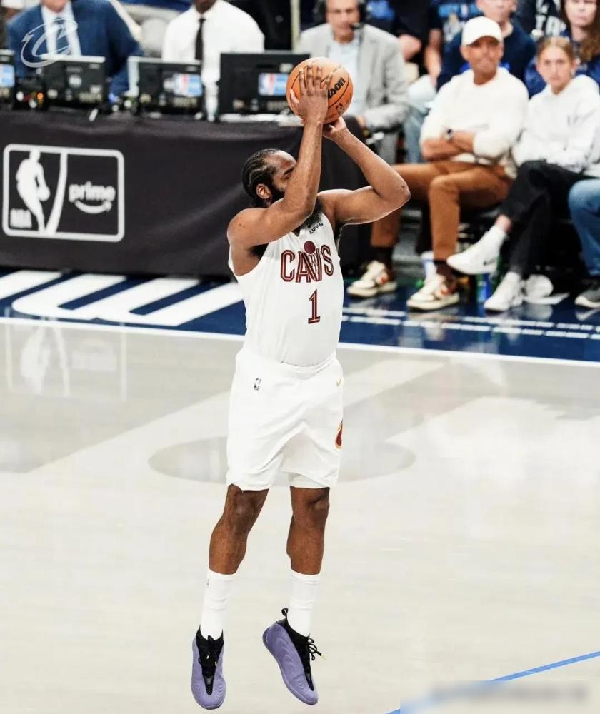 3月13号骑士138比105血虐独行侠。莫布利拿了平赛季最高的29分，米切尔24