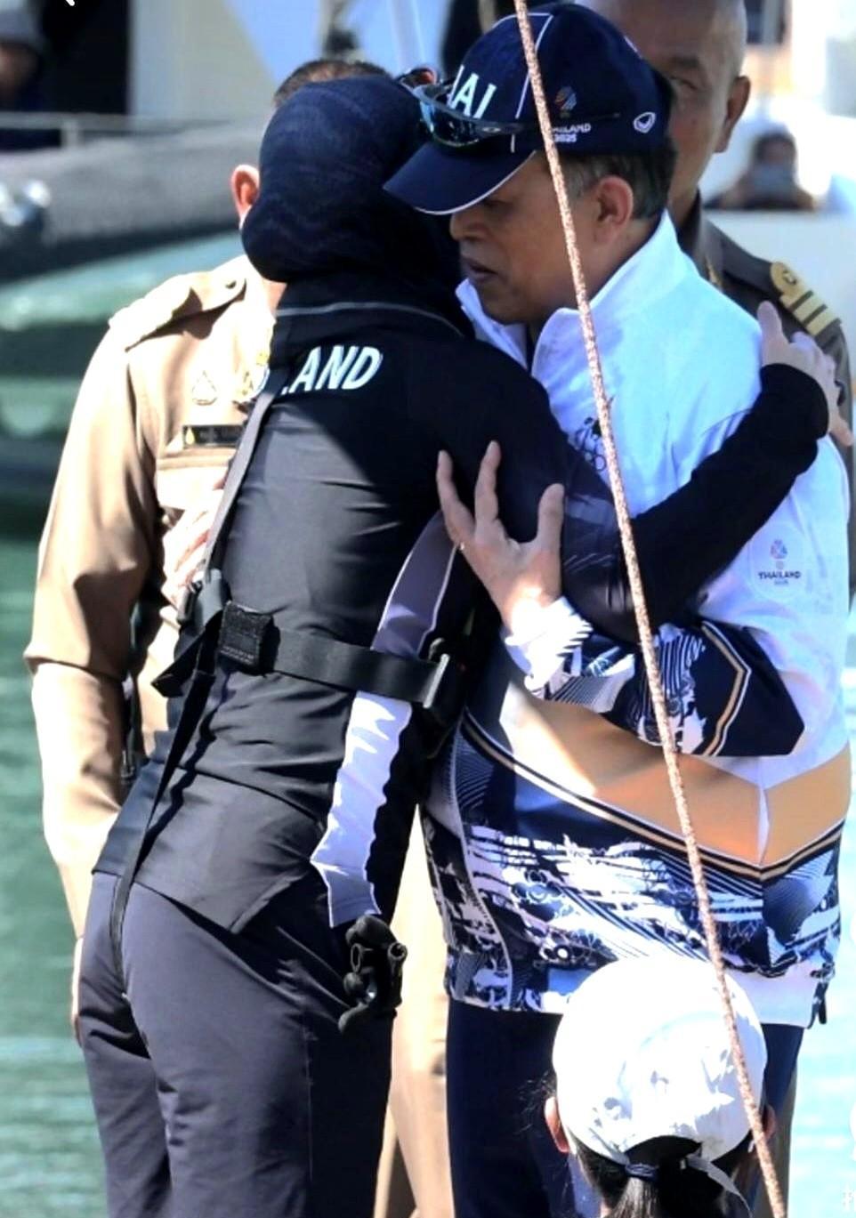 泰王突然做了一件40年没人敢做的事。颁奖台上他当众搂住苏提达王妃，台下官员全愣