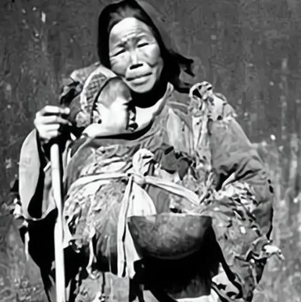 1939年，一位妇女为躲避国民党追击，抱着9个月大的婴儿在树林里狂奔。眼