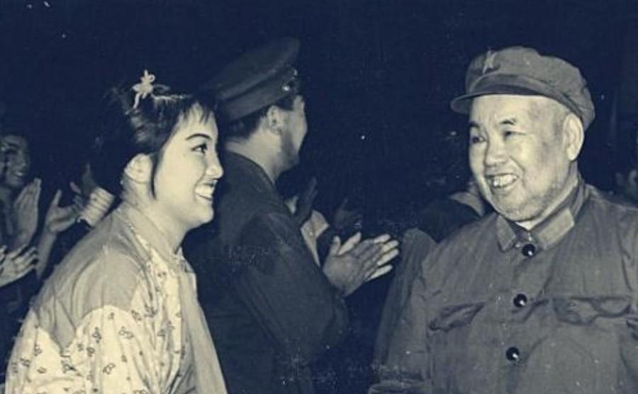 1985年3月，我军配发新式军装，原南京军区司令许世友上将吩咐秘书：“你把尺寸给