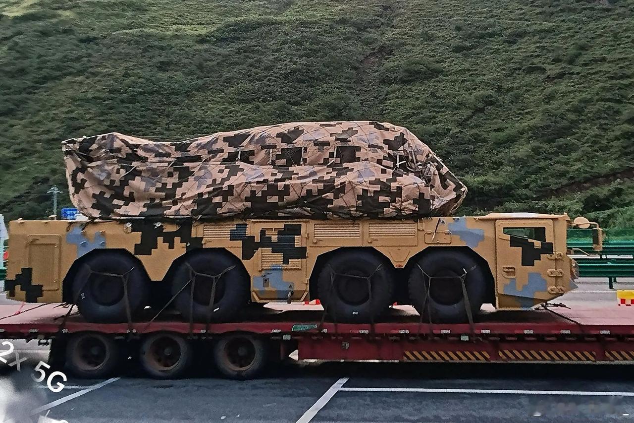 沙漠迷彩涂装的FK-2000近程机动防空导弹系统，可能是新的中东订货。该系统此前