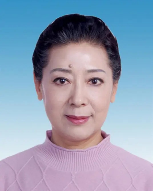 1990年的一天，歌唱家关牧村因为受不了丈夫的家暴，果断提出离婚，王星军说：“离