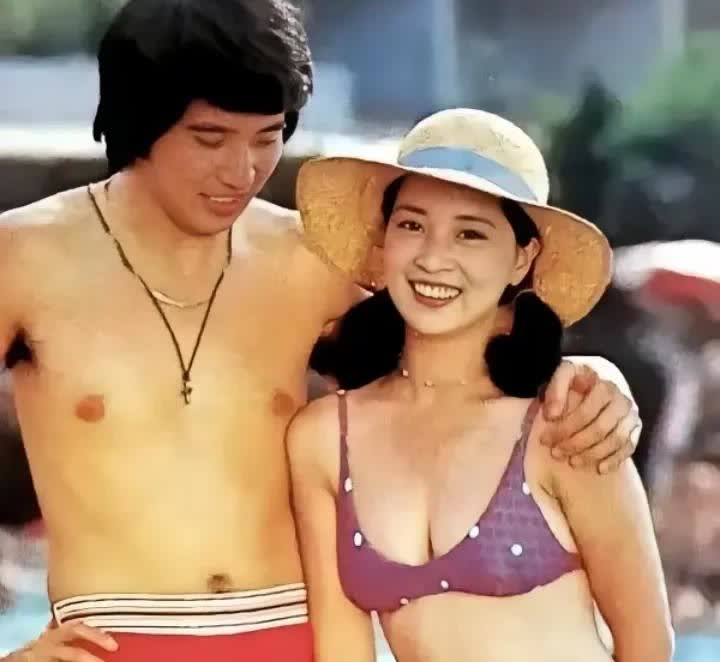 秦汉与林凤娇在海滩上的一张留影，那时两人都青春年少