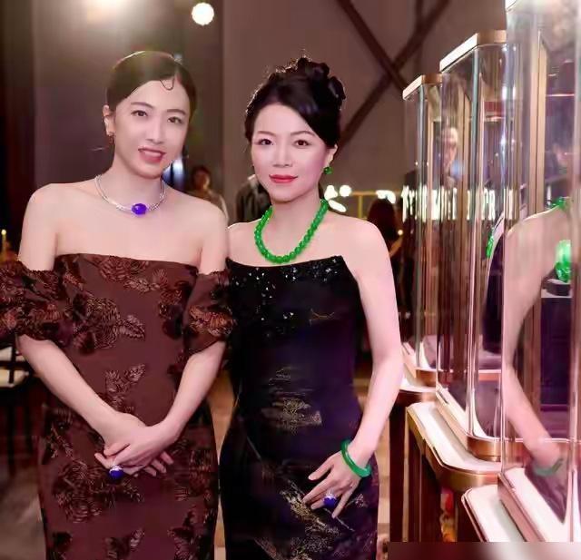 2026年1月，香港核心商圈一间高端会所里，甘比佩戴着一整套帝王紫翡翠亮相。鸽