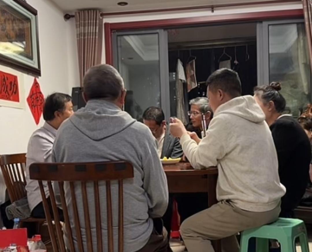 沈巍又好多天没有回家了，一堆人在等他见面交流，向他讨教学问，向他送礼物。可他却