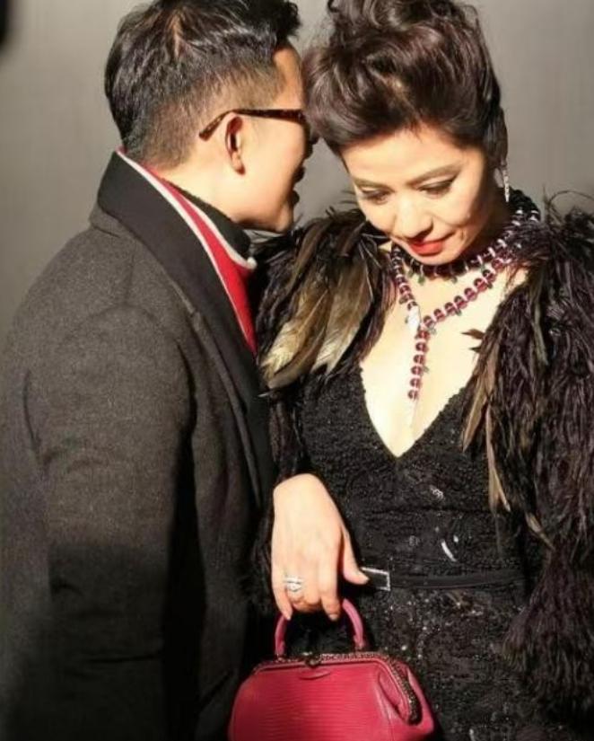 1983年，一个50岁的富商掏出一张100万的支票，色眯眯地对钟楚红说：“钟小姐