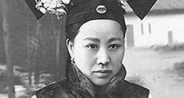 当溥仪的乳娘有2个规矩：一是喂奶，二是“毫无人性”！1908年，奶妈跟着溥仪一起