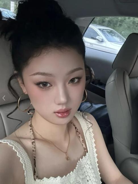 查了下这件事的来龙去脉总算明白李荣浩为什么这次绷不住了不是他小心眼，是真