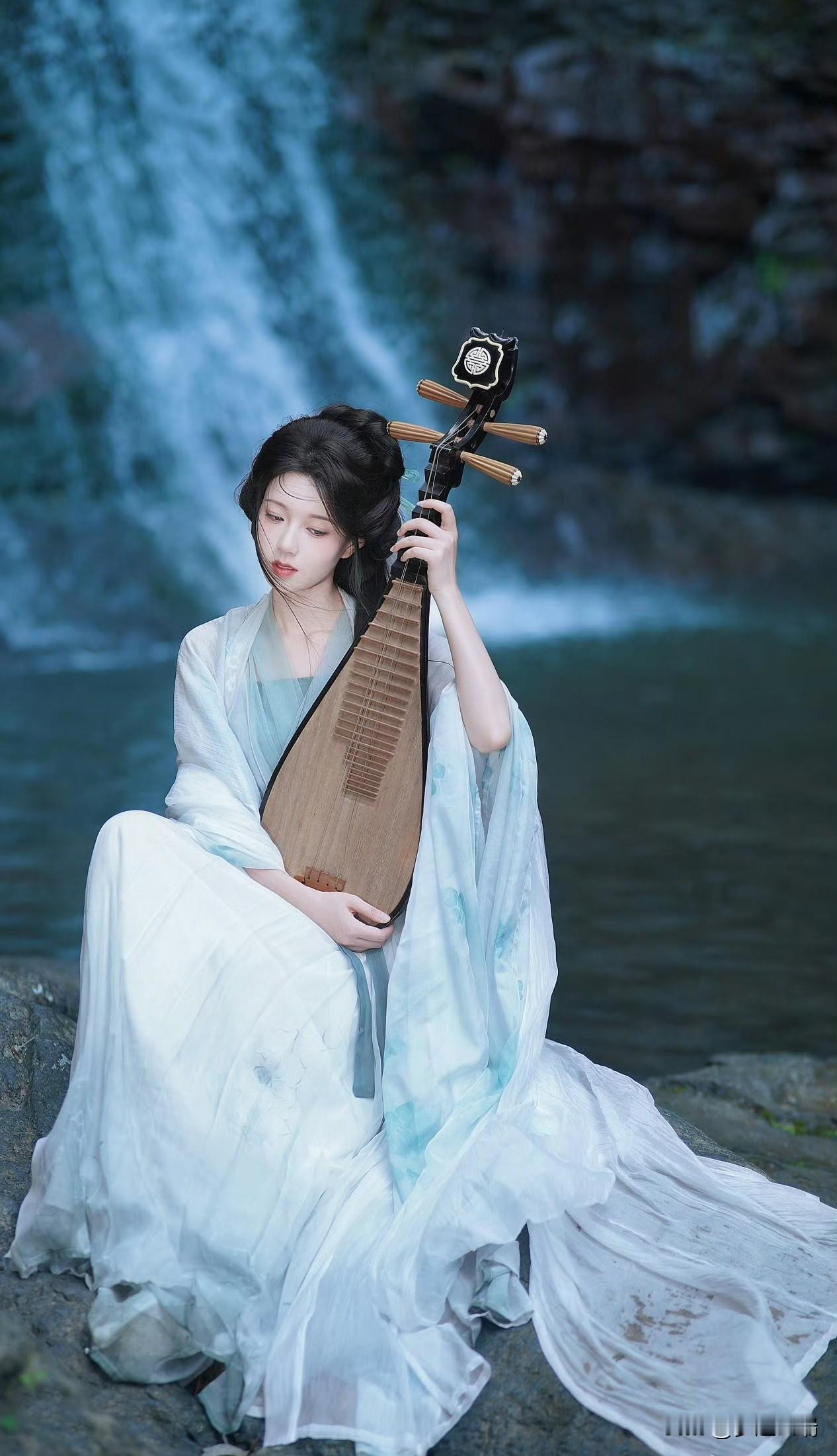 古风美人弹奏琵琶，水墨画般的意境。