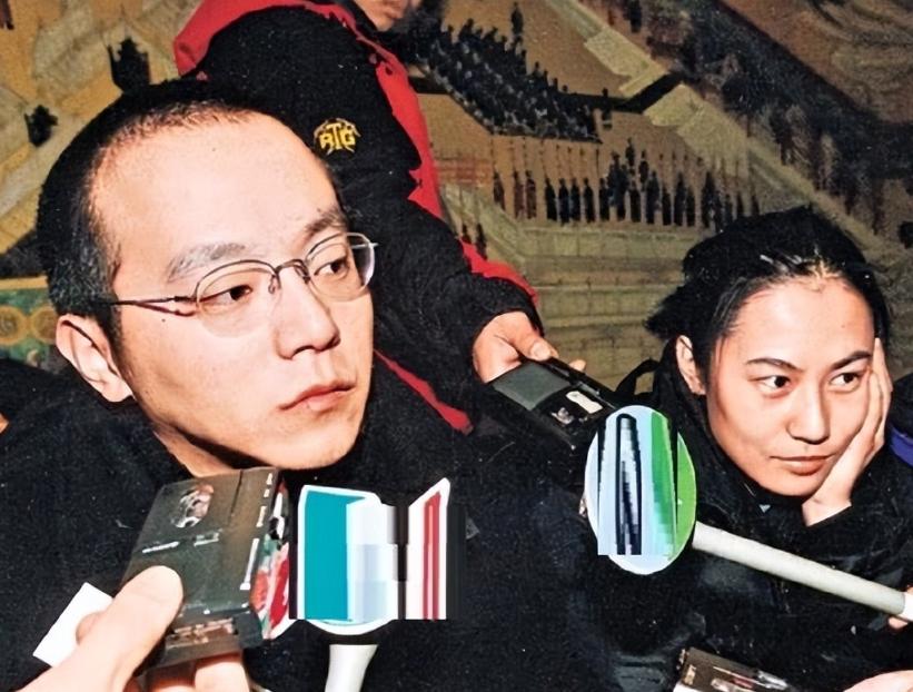 窦唯的第二任妻子高原，2004年与窦唯离婚后，一直独自抚养女儿窦佳嫄。近日，