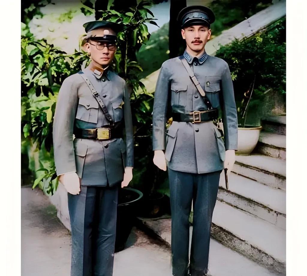 这是龙云与蒋介石年轻时的一张合影老照片，拍摄于上世纪20年代末的云南，这并非演戏