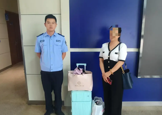 2025年7月27日下午13时，报警人吴女士神色慌张、脚步匆匆地走进了南站站前派