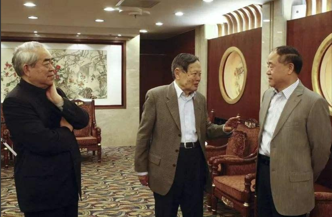 杨振宁当众挖苦莫言：“虽然我们俩都获得了诺贝尔奖，但是，不同的是，你是农民的儿子