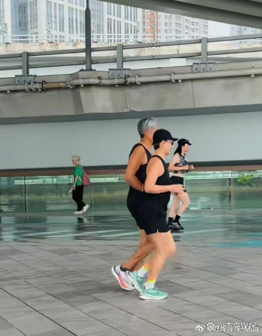 71岁周润发在香港晨跑被偶遇，他穿着一身黑色运动服，戴着大墨镜，身材高大，整个人状态超好，即使满头白