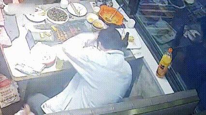 “吃出头发？这分明是你自己扒拉进去的！”深夜的烧烤店里，一名店员忍无可忍地揭穿了