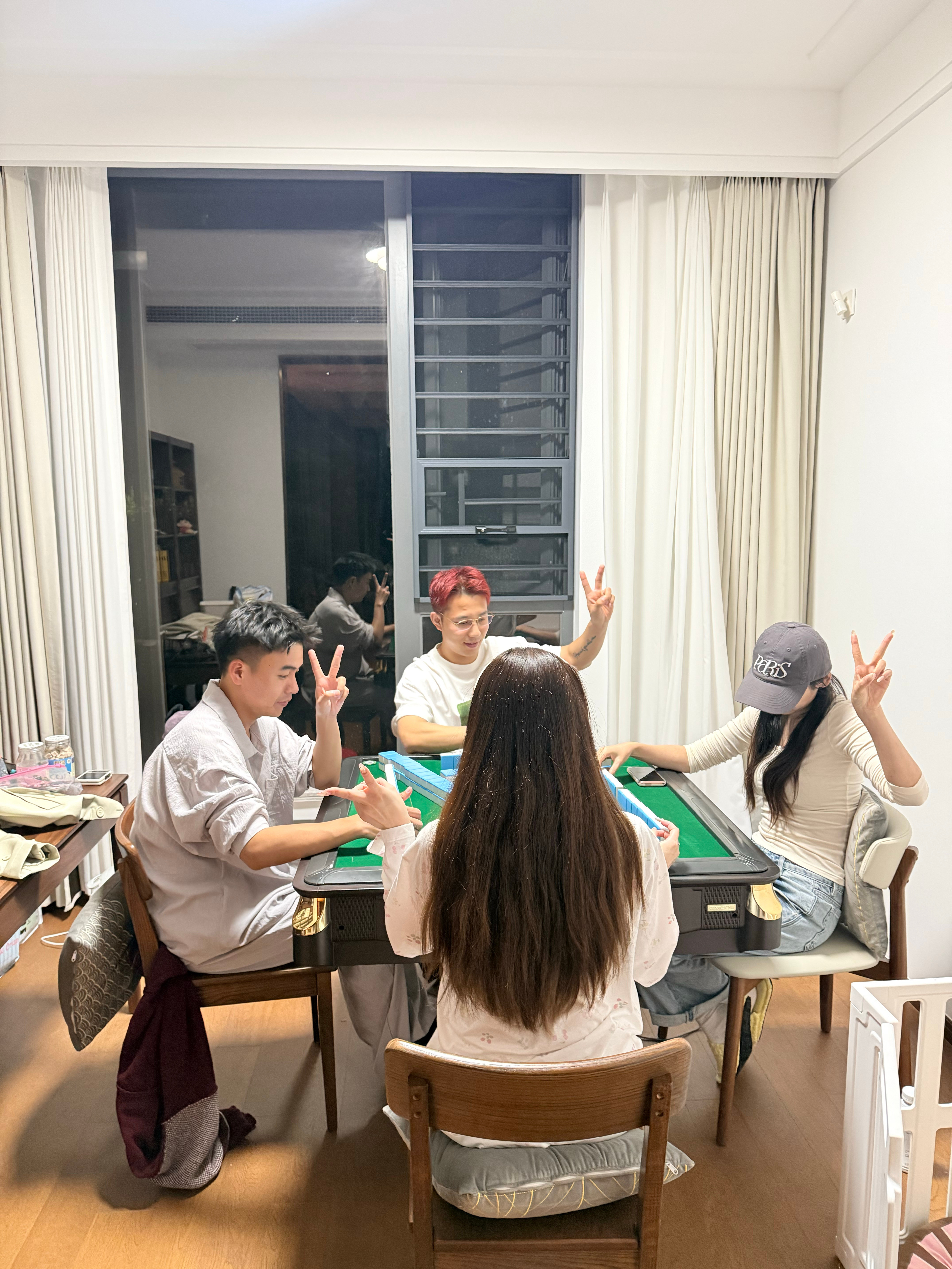 他们在外面喝酒我们里面打麻将太幸福惹～​​​