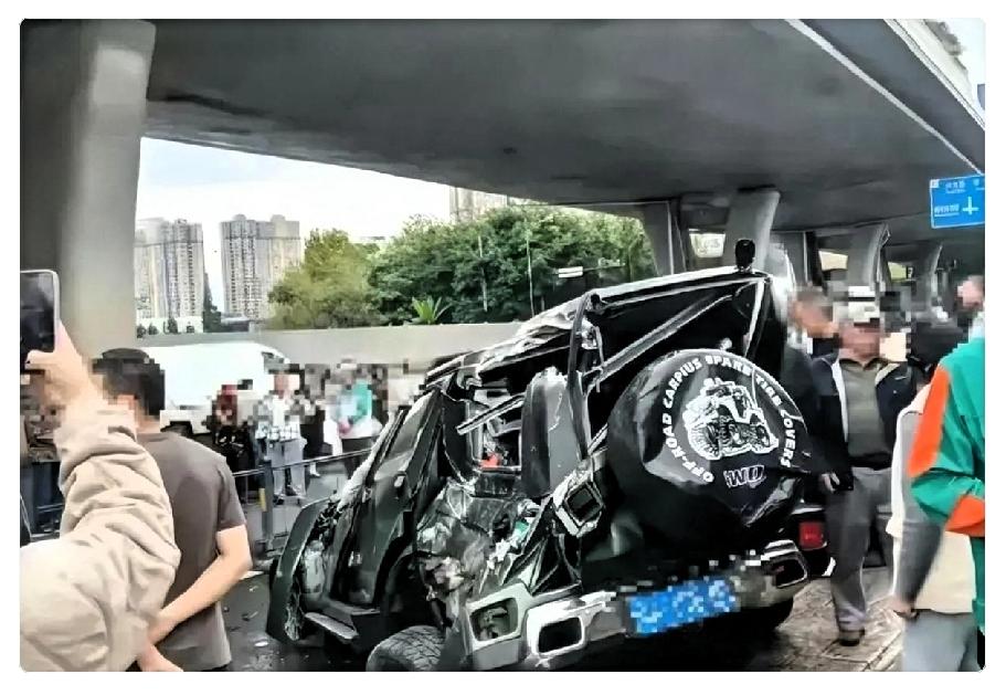 成都金丰高架那起事故，看得人心里发毛。29岁越野车司机碰撞护栏后连人带车坠落