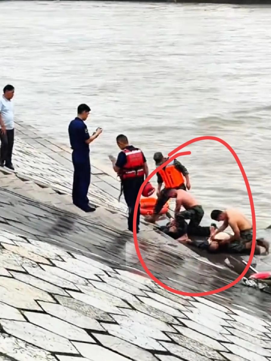 张家界两钓鱼男子被困河中冲走身亡！真不知道说啥好！刚开始水很浅，刚淹没到二人脚踝