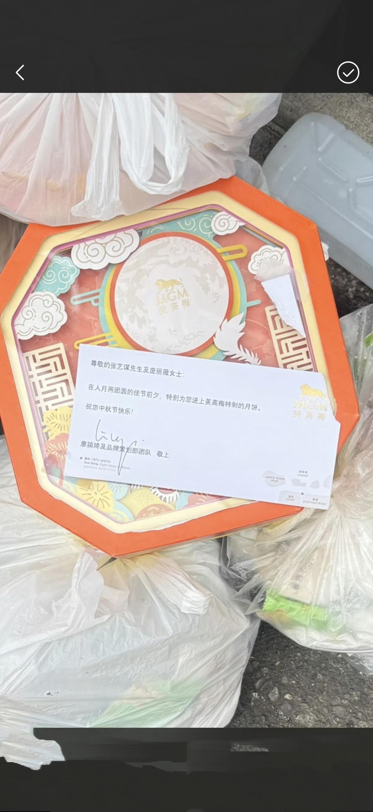 倒垃圾遇张艺谋月饼盒，感受华人遍布全球近日，一则“倒垃圾发现张艺谋的月饼盒”