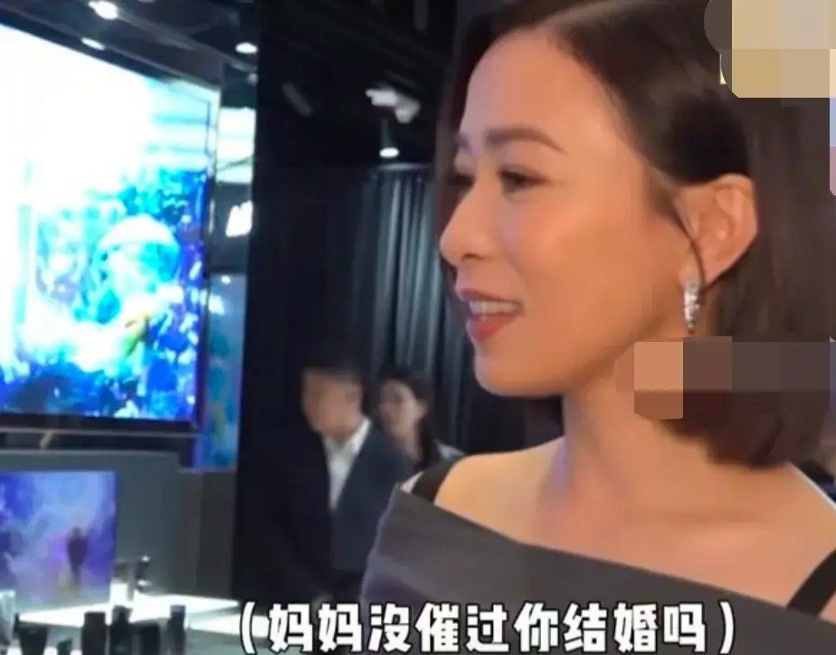 记者问佘诗曼：“妈妈没催过你结婚吗？”佘诗曼回：“已经过那个阶段了，她知道我想要