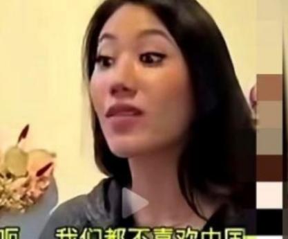讨好换不来尊重。欧美节目上，一个新加坡嘉宾刚说完“我们不喜欢中国”，白人主持人笑