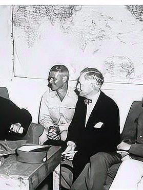 重庆谈判监视宪兵动容落泪，领袖人格魅力折服对手1945年抗战落幕，蒋介石假