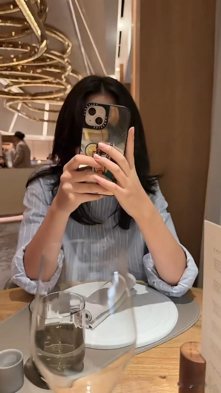 小玥儿和爸爸在香港吃米其林法餐……小玥儿今天穿了浅蓝色条纹衬衫，汪小菲想分享