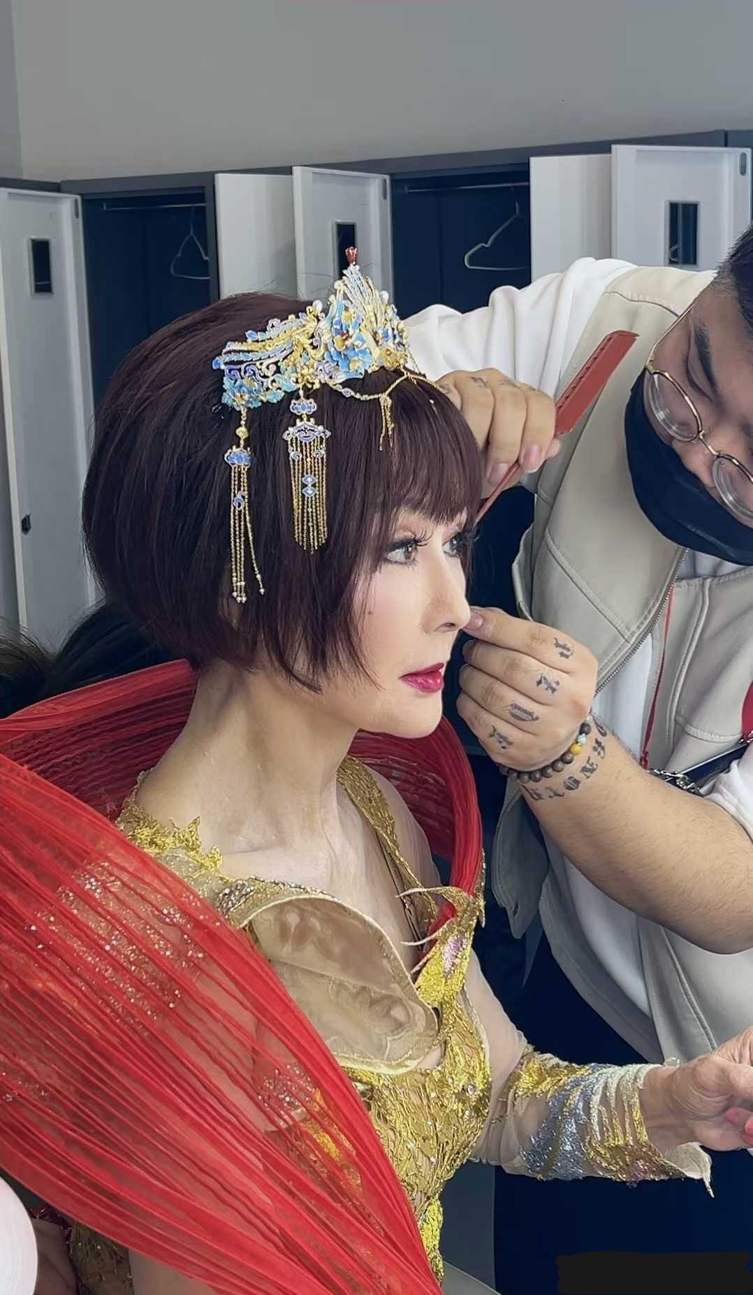 这是近八十岁的人嘛，潘迎紫近日再次扮演了武则天，依旧是霸气十足，时隔四十多