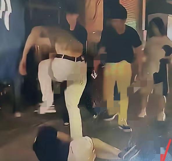 徐州商圈插队闹事留学生当众撒野，路人硬核追赶整条街，道理不分国籍徐州，6月