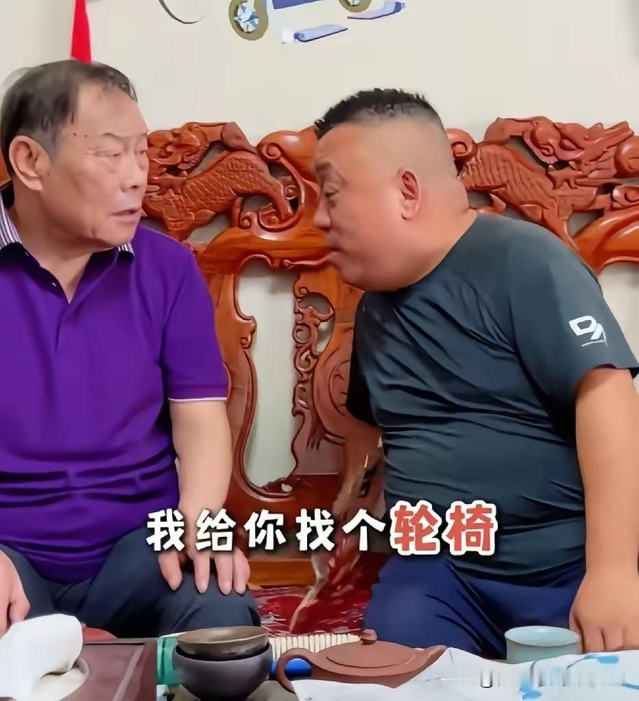 相声泰斗杨少华离世一年，杨议原学生邀约开业饭局，一句轮椅推你去惹德云社特派员杨威