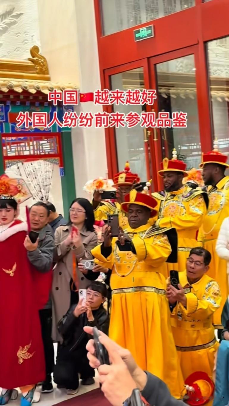 中国越来越好，外国人纷纷前来参观品鉴，万岁爷能吃些什么，无非奶茶春卷，奶酪波波