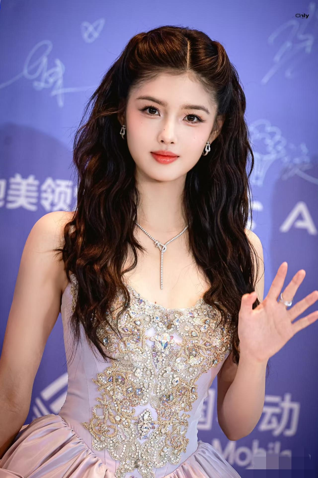 我的天镜头怼脸那一刻，滤镜碎了原来08年艾米，也能让在澳门的爱奇艺尖叫之夜现