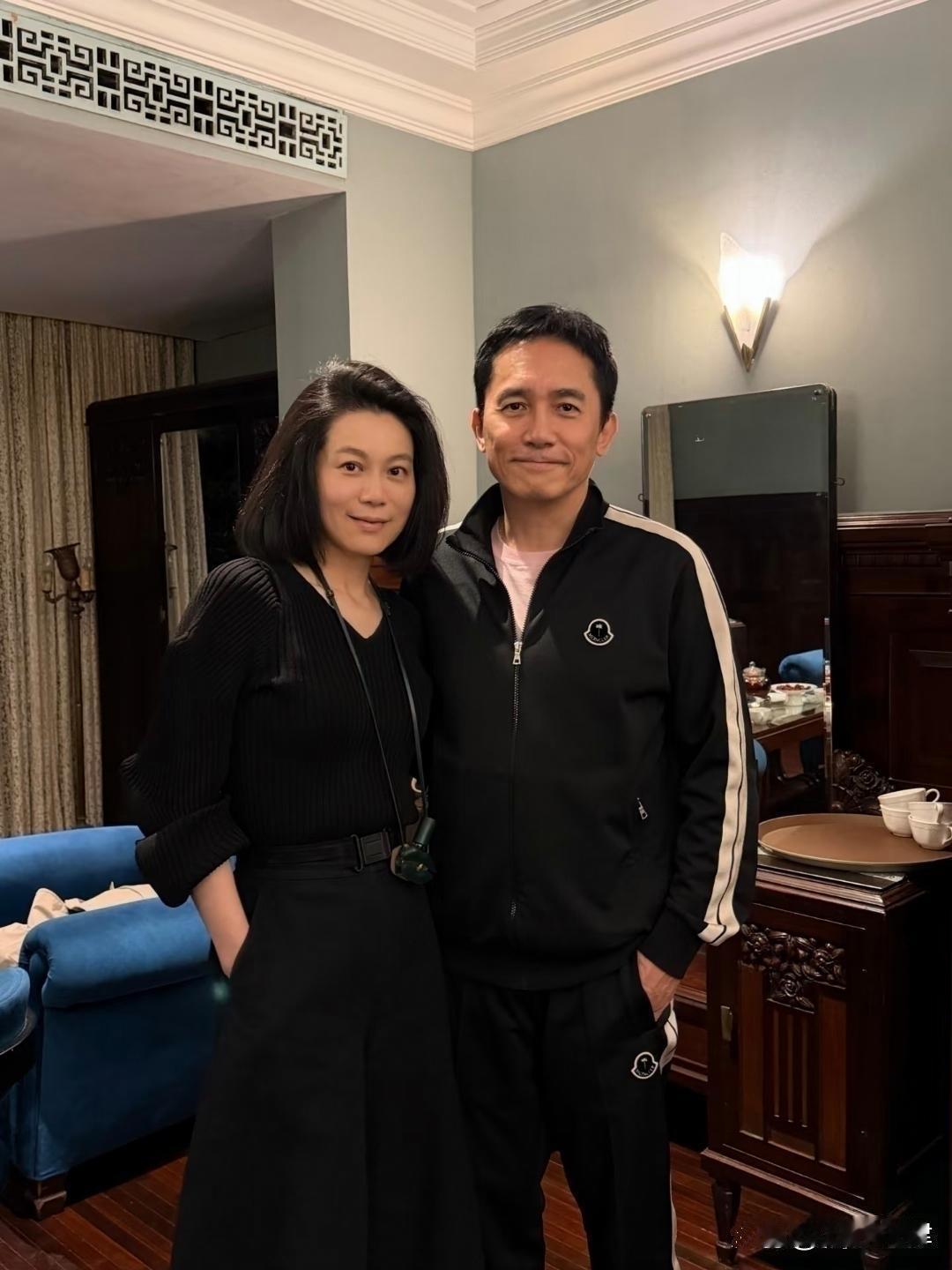 64岁梁朝伟和老婆刘嘉玲到上海朋友家里做客，他的状态真好，看起来好年轻，身姿挺拔，没有油腻感，还是很