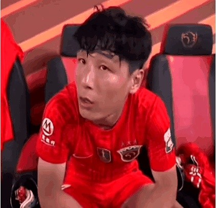 武磊又进两个，门前跑位还是中超独一档，但海港教练组这会儿估计正发愁。把球喂到嘴边就能吃下，武磊这嗅觉
