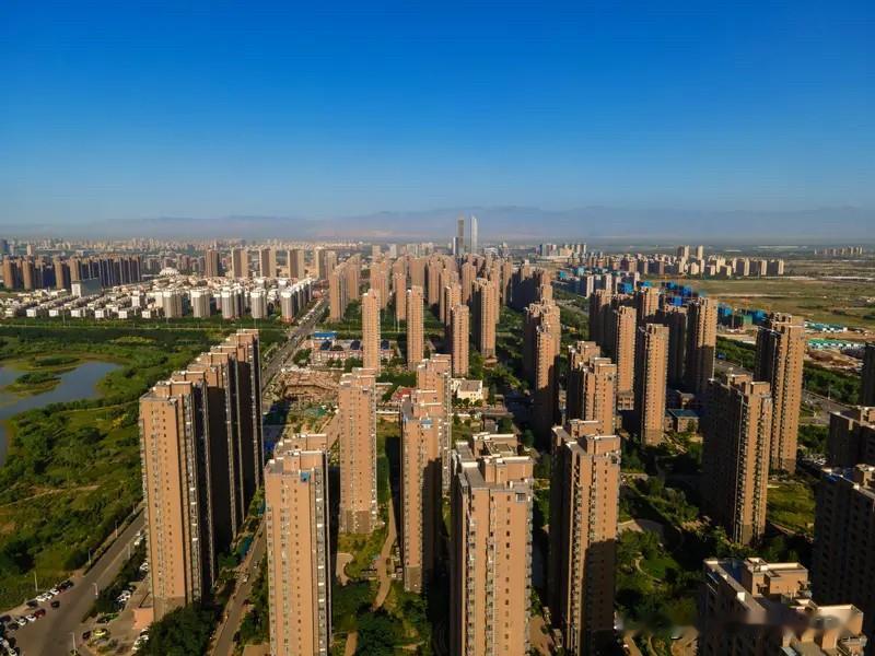 银川楼市现在还是挺强的。银川楼市今年还是微微下跌，也没有出现那种太明显的下跌。
