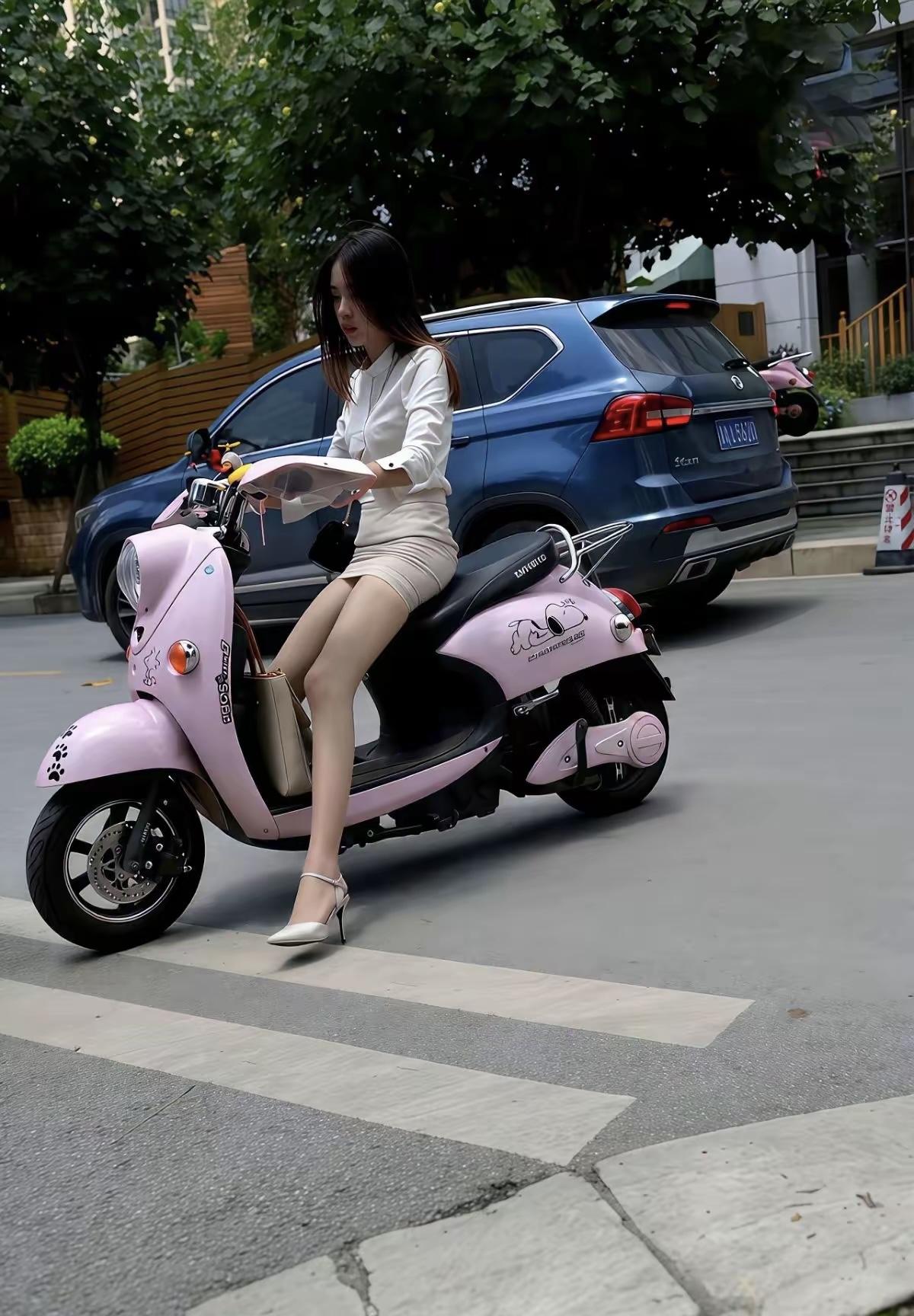 今早路上遇到的一骑电动车的美女，身材真不错！街拍美女好身材