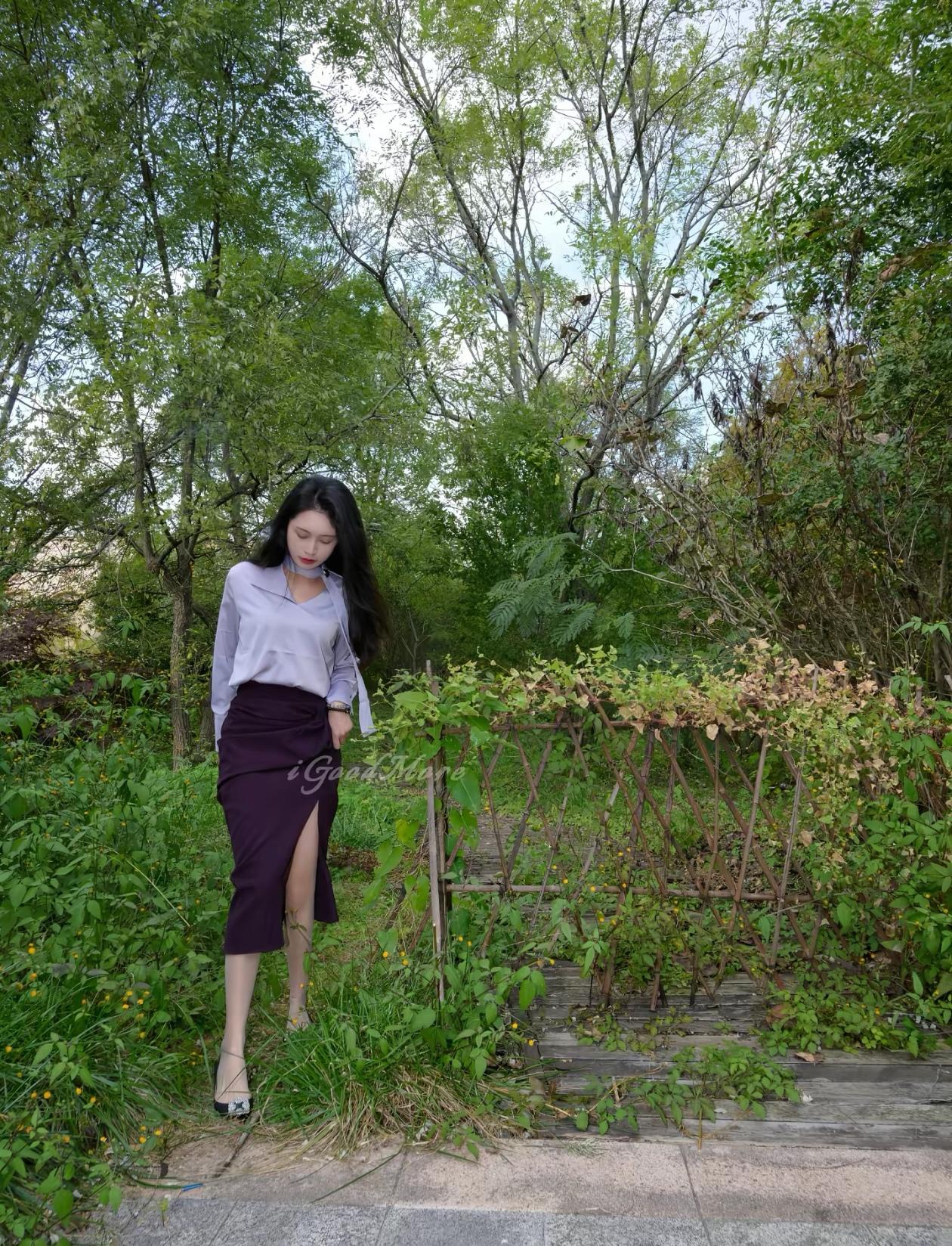 紫色裙摆，优雅漫步在绿意盎然的公园中，感受大自然的宁静与美好。