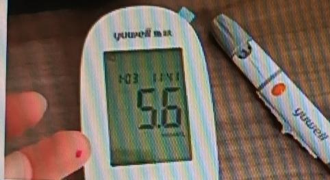 45岁的夏女士，曾空腹血糖高达16.5mmol/L，被诊断2型糖尿病。当时医生警