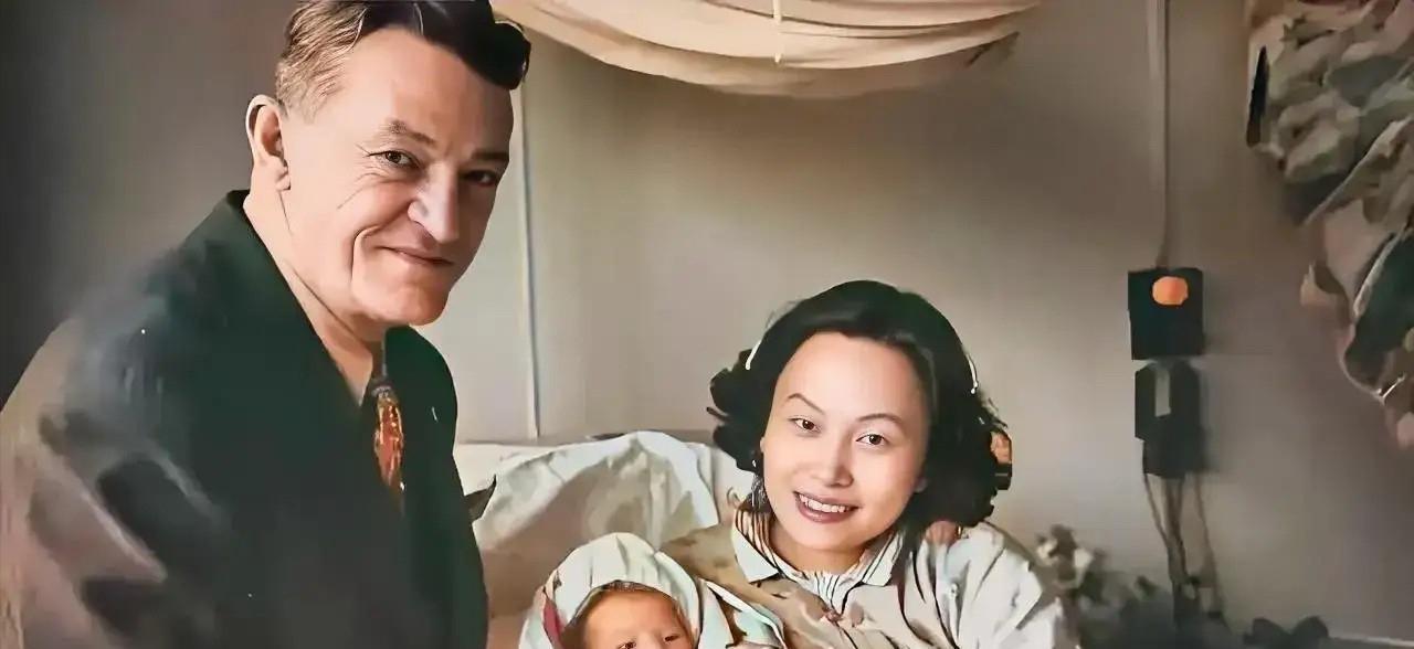 1949年2月，在广州的家中，陈纳德的妻子陈香梅刚生完孩子没有多久，她躺在床上，