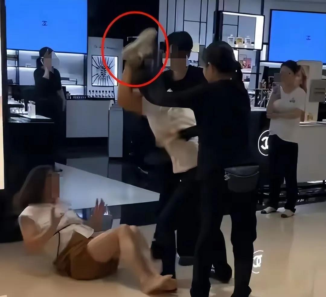 吃完合肥LV柜姐的瓜，香奈儿柜姐又摊上事了。卖高级一点点的东西的柜员，觉得自己比